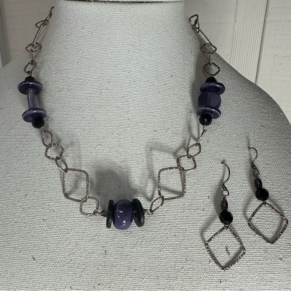 Hammered abstract vibe silvertone purple bead necklace - Picture 1 of 5